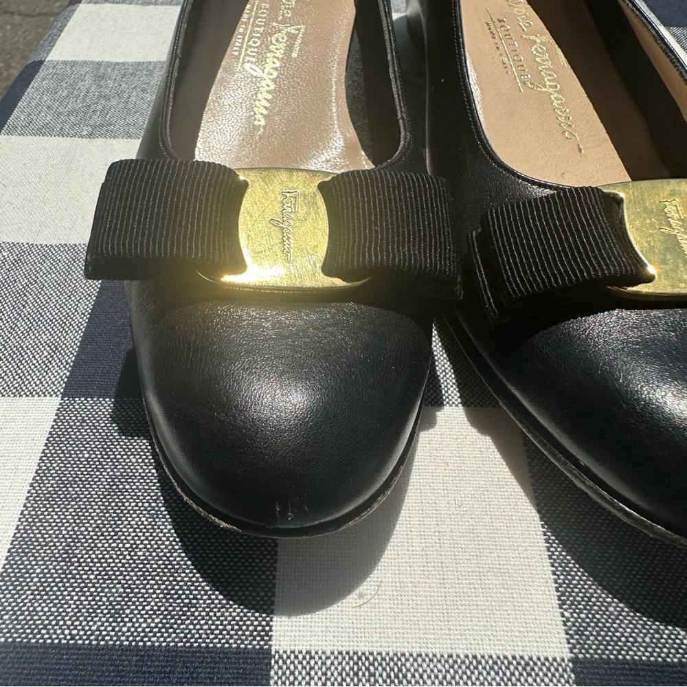 Salvatore Ferragamo Black and Gold Heels with Elegant Design - Picture 6 of 8